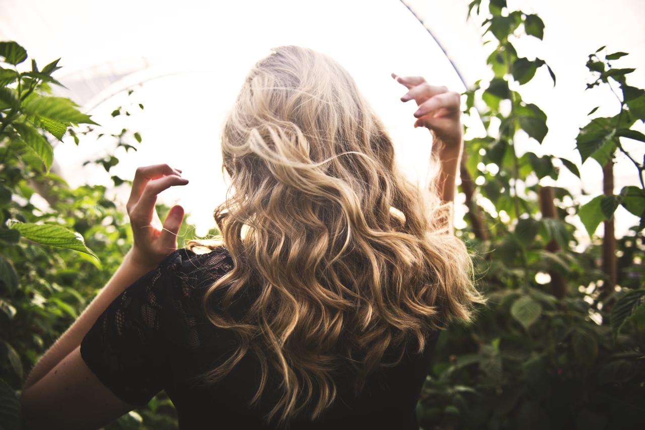 Gratuit Femme Aux Cheveux Blonds Debout Entre Les Plantes Vertes Photos