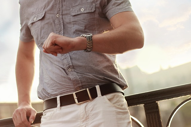 Les essentiels des accessoires masculins pour l’été : casquettes, montres et bracelets